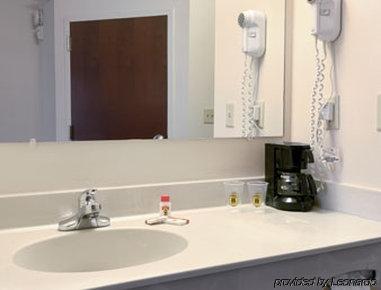Super 8 By Wyndham Louisville/expo Center Louisville